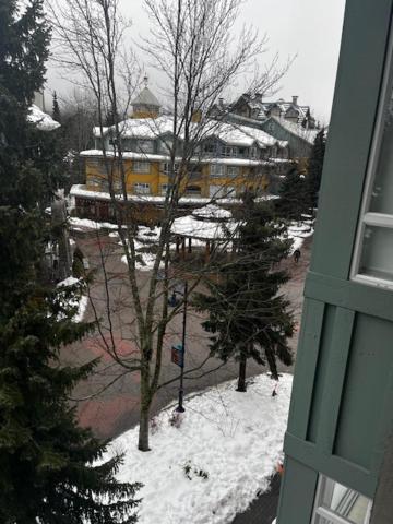 Town Plaza Suites By Golden Dreams Уистлер Экстерьер фото